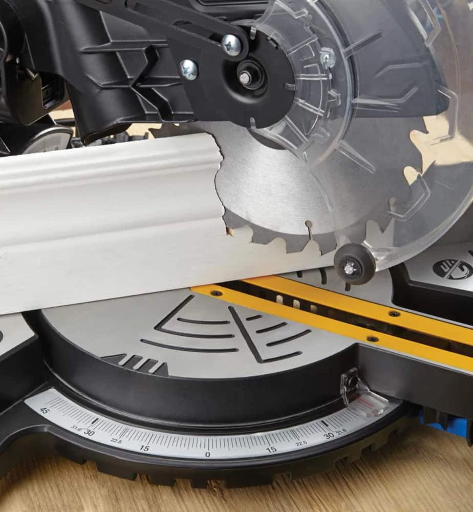 Mastercraft 9.5 Amp Single-Bevel Sliding Compound Mitre Saw, 7-1/4-in - Image 3
