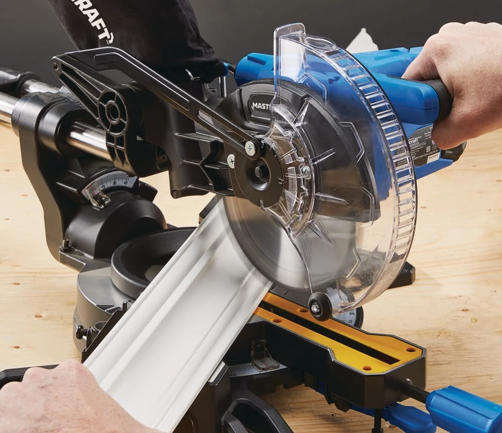 Mastercraft 9.5 Amp Single-Bevel Sliding Compound Mitre Saw, 7-1/4-in - Image 7