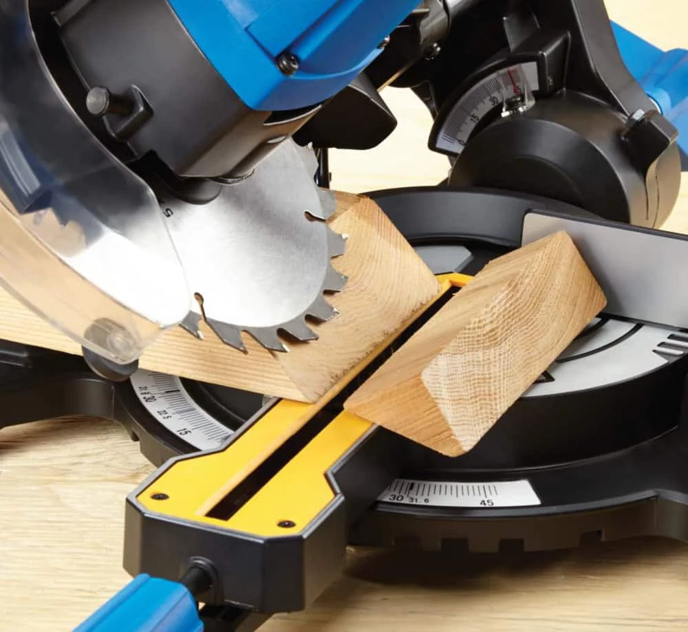 Mastercraft 9.5 Amp Single-Bevel Sliding Compound Mitre Saw, 7-1/4-in - Image 6